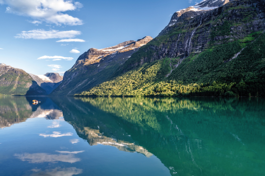 Norwegischer Fjord, rechts und links Berge, die sich im Wasser spiegeln